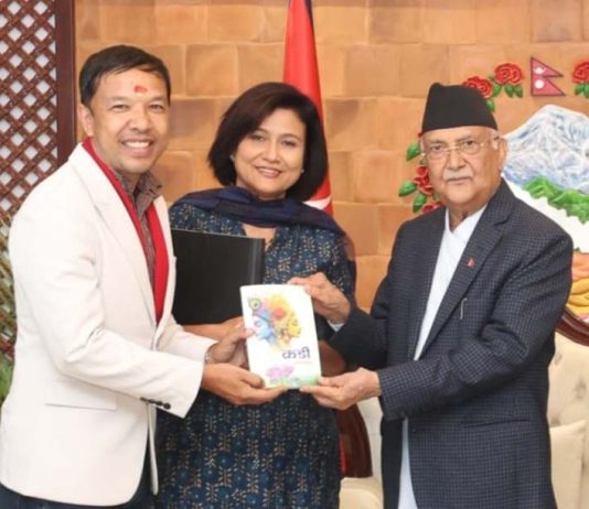 प्रधानमन्त्रीदेखि सर्वसाधारणलाई उपन्यास पढाउँदै प्रियासन