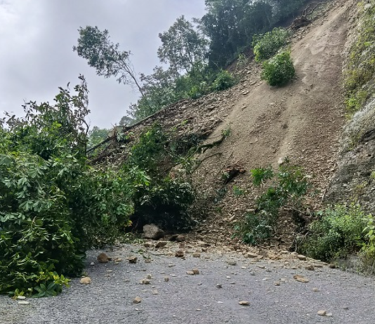 ६ ठाउँमा सडक अवरुद्ध
