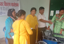 घोराहीमा अपाङ्गता भएका व्यक्तिहरूलाई व्हीलचेयर वितरण