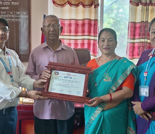 लमही नगरपालिकाले स्वास्थ्य सेवामा योगदान पुऱ्याएपछि प्राप्त गर्यो ‘कदर पत्र’