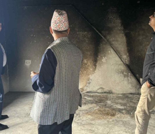 प्यूठानमा आगजनी प्रभावित कार्यालयहरुको अनुगमनमा मुख्यमन्त्री आचार्य
