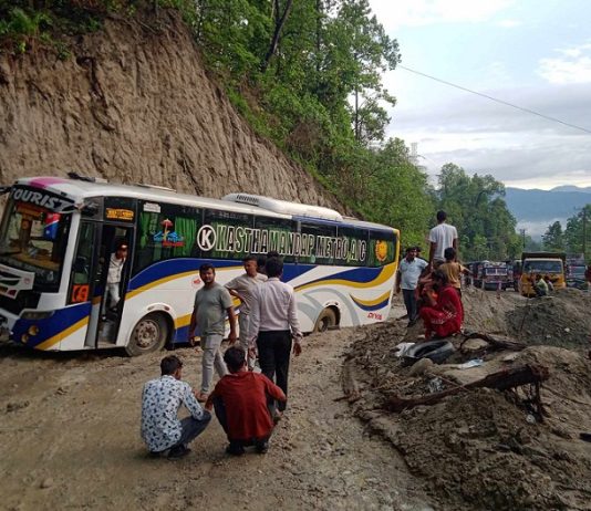 नवलपरासीको दाउन्ने खण्ड एकतर्फी सञ्चालन : गाडीको लामो जाम