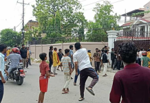 एमाले नेता रघुवीर महासेठको घरमा ढुंगामुढा