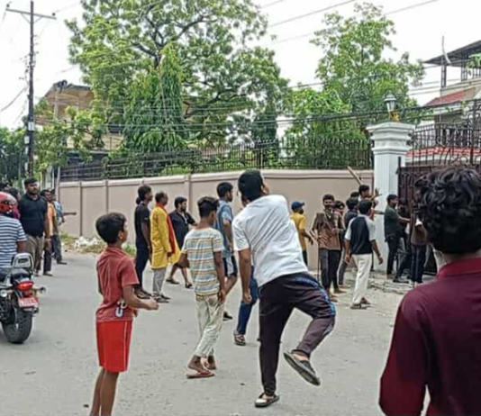 एमाले नेता रघुवीर महासेठको घरमा ढुंगामुढा