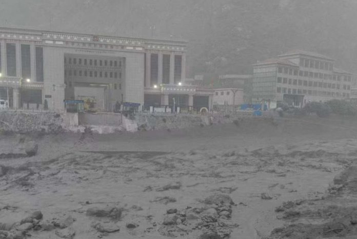 तातोपानी र केरुङ नाका बन्द हुँदा सीमापारि रोकिए दशैँका सामान
