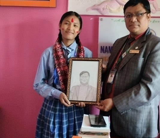 हमालद्वारा चित्रकार स्मारिका सम्मानित