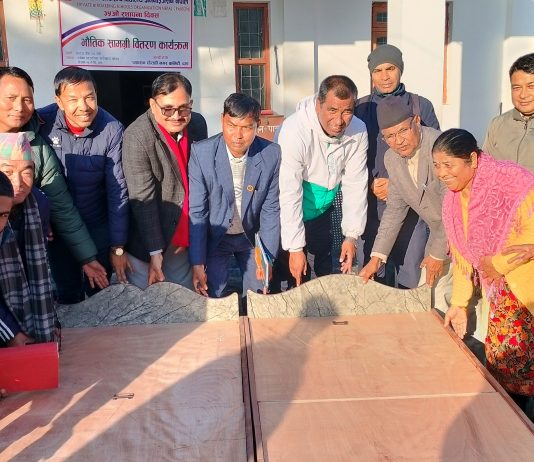 प्याब्सन घाेराहीद्वारा जेष्ठ नागरिकलाई बेड हस्तान्तरण