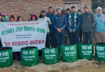 टाेल विकास संस्थाले राख्याे सडकछेउमा डस्टबिन