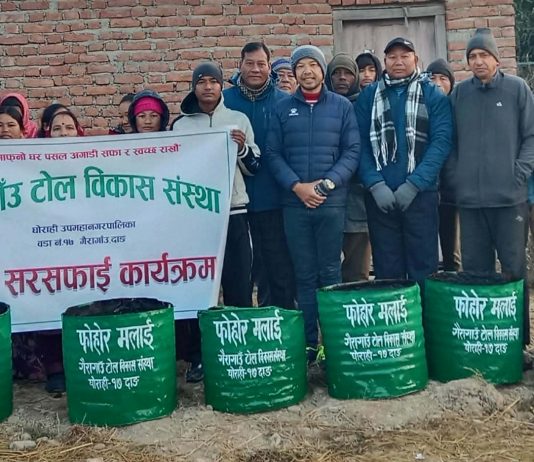 टाेल विकास संस्थाले राख्याे सडकछेउमा डस्टबिन