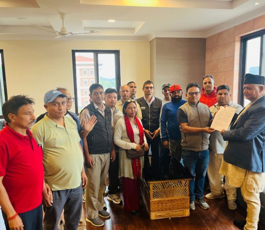 उठिबास रोक्न माग गर्दै मुख्यमन्त्रीलाई ज्ञापनपत्र