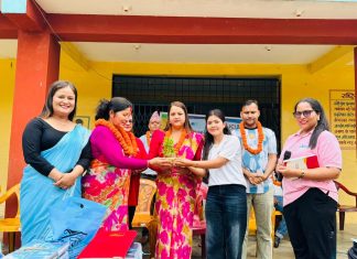 महिला जेसीजद्वारा शैक्षिक सामग्री हस्तान्तरण