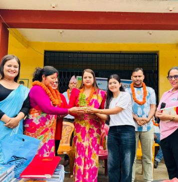 महिला जेसीजद्वारा शैक्षिक सामग्री हस्तान्तरण