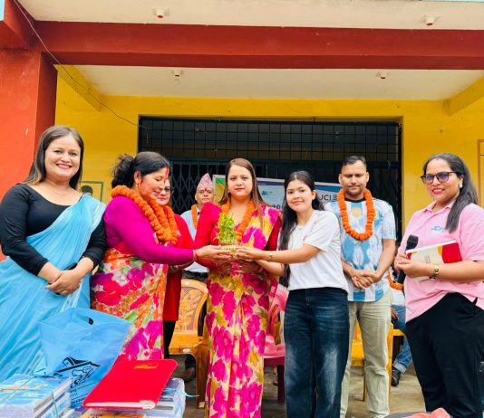महिला जेसीजद्वारा शैक्षिक सामग्री हस्तान्तरण