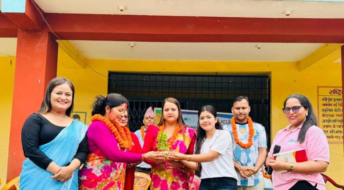 महिला जेसीजद्वारा शैक्षिक सामग्री हस्तान्तरण