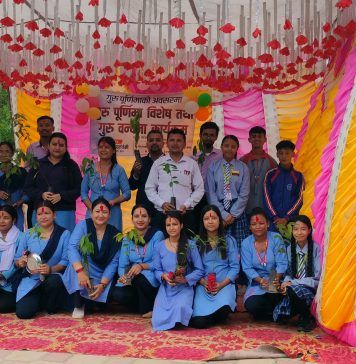 गुरु पूर्णिमामा गुरुहरुलाई बिरुवा उपहार
