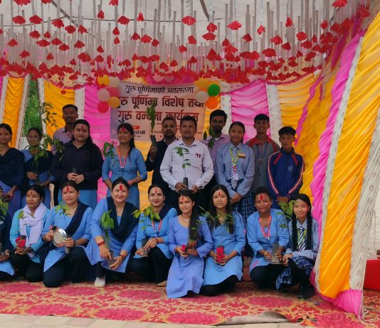 गुरु पूर्णिमामा गुरुहरुलाई बिरुवा उपहार