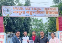 बाढीपीडितको राहतका लागि नमुना बहुभाषिक शिक्षालयद्वारा ३५ हजार ५५५ रुपैयाँ सहयोग