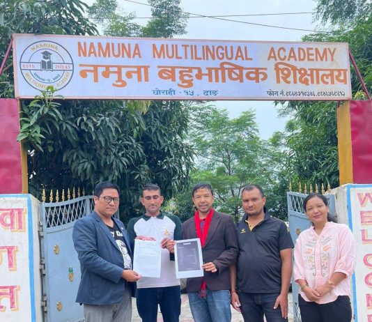 बाढीपीडितको राहतका लागि नमुना बहुभाषिक शिक्षालयद्वारा ३५ हजार ५५५ रुपैयाँ सहयोग