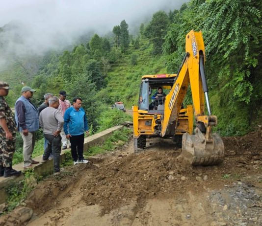 अवरुद्घ सडक पून:सञ्चालनमा वाग्मती प्रदेशका मुख्यमन्त्री फिल्डमा