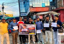 सरकार, कोठा खाली छ’ भन्दै दाङका अधिकारकर्मी सडकमा
