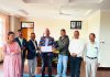 थारुकल्याणकारिणी सभाले संकलन गरेको राहत सामग्री रेडक्रसलाई हस्तान्तरण