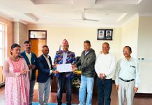 थारुकल्याणकारिणी सभाले संकलन गरेको राहत सामग्री रेडक्रसलाई हस्तान्तरण