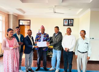 थारुकल्याणकारिणी सभाले संकलन गरेको राहत सामग्री रेडक्रसलाई हस्तान्तरण