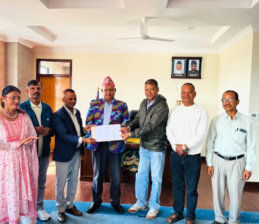 थारुकल्याणकारिणी सभाले संकलन गरेको राहत सामग्री रेडक्रसलाई हस्तान्तरण
