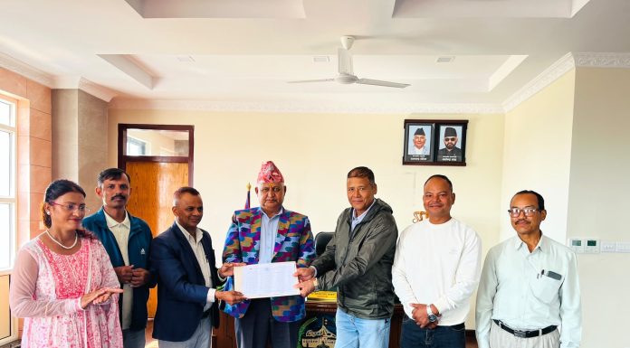 थारुकल्याणकारिणी सभाले संकलन गरेको राहत सामग्री रेडक्रसलाई हस्तान्तरण