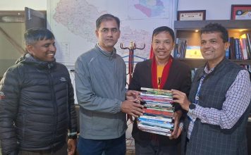 साहित्यकार सबिन प्रियासनद्वारा कारागारका कैदीबन्दीलाई पुस्तक सहयोग