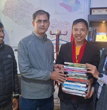 साहित्यकार सबिन प्रियासनद्वारा कारागारका कैदीबन्दीलाई पुस्तक सहयोग