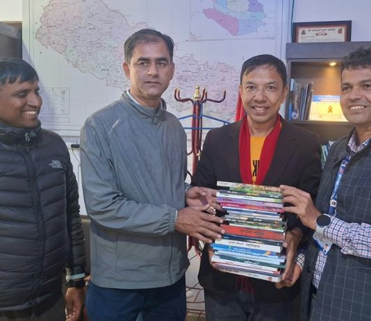 साहित्यकार सबिन प्रियासनद्वारा कारागारका कैदीबन्दीलाई पुस्तक सहयोग